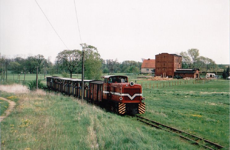 Na szlaku w pobliu stacji Wenecja Muzeum, 1.05.2002, foto Pawe Korcz